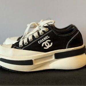 Chanel Calfskin & Suede Low top sneakers